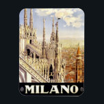 Stadt Mailand Italienisches Reiseplakat 1920 Magnet<br><div class="desc">Wunderschönes Reiseplakat um 1920 von Alessandro Pomi aus der italienischen Stadt Mailand im Hintergrund mit Details der hübschen Türme des Doms im Vordergrund. Bilder auf verschiedenen Geschenken und Produkten erhältlich.</div>