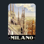 Stadt Mailand Italienisches Reiseplakat 1920 Magnet<br><div class="desc">Wunderschönes Reiseplakat um 1920 von Alessandro Pomi aus der italienischen Stadt Mailand im Hintergrund mit Details der hübschen Türme des Doms im Vordergrund. Bilder auf verschiedenen Geschenken und Produkten erhältlich.</div>