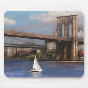 Stadt - NY - Segeln unter der Brooklyn Bridge Mousepad