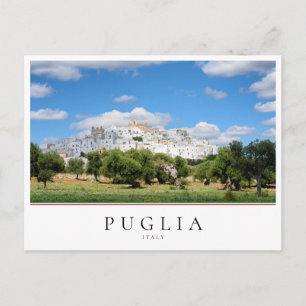 Stadt Ostuni und Olivenbaumlandschaft in Puglia Postkarte