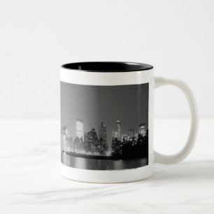 Stadt-Skyline nachts Zweifarbige Tasse