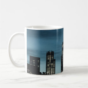STADT WÄHREND DER NACHT KAFFEETASSE