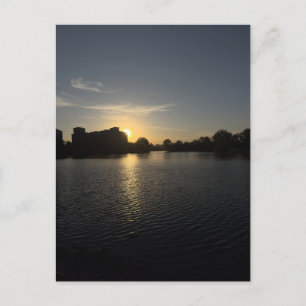 Stadtansicht bei Sonnenuntergang im goldenen Licht Postkarte
