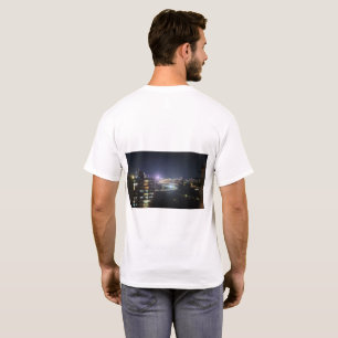 Stadtansicht mit Tag und Nacht T-Shirt