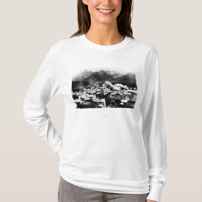 Stadtansicht von Sitka, Alaska mit Pyramide T-Shirt (Vorderseite)
