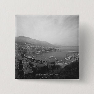 Stadtbild an erhöhter Ansicht des Hafens B&W Button