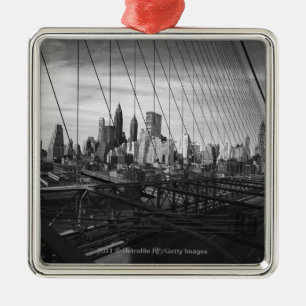 Stadtbild durch Brückenkabel Ornament Aus Metall