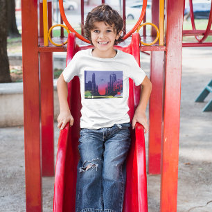 Stadtbild in der Abenddämmerung T-Shirt