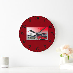 Stadtbusse Rote grüne Busse in der Stadtstraße Große Wanduhr