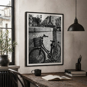 Stadtfahrrad mit Korb gegen Backsteinmauer Urban Poster