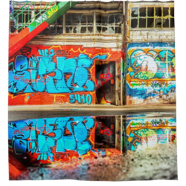 Städtische Graffiti-Kunst verlor verlassene Duschvorhang (Vorderseite)