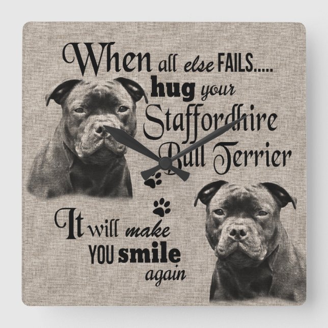 Staffordshire Bull Terrier, wenn alles versage Quadratische Wanduhr (Vorderseite)