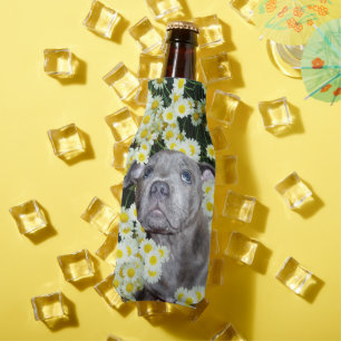 Staffordshire Puppy Weckte auf und riecht die Blum Flaschenkühler