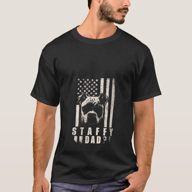 Staffy Dog Vater American Flag Geschenke für den b T-Shirt (Vorderseite)