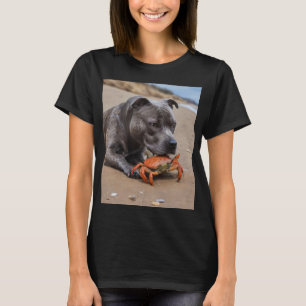 Staffy ist mit einer Strandkrabbe befreundet, T-Shirt