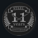 Stahl Elfter Hochzeitstag 11 Jahre Große Wanduhr<br><div class="desc">Ein Design, um 11 Jahre Ehe zu feiern. Dieses Design hat ein graues (Stahl) farbiges Lorbeerdesign auf einem schwarzen Hintergrund. Stahl ist das traditionelle Geschenk für diesen Anlass. Der Text liest Steel 11 Jahre Jubiläum. Ein romantisches Design zum Feiern Ihres 11. Heiratsjahres. Wenn Sie Hilfe bei der Anpassung dieses Designs...</div>