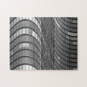 Stahl- und Glaszwischenwand von modernem Puzzle