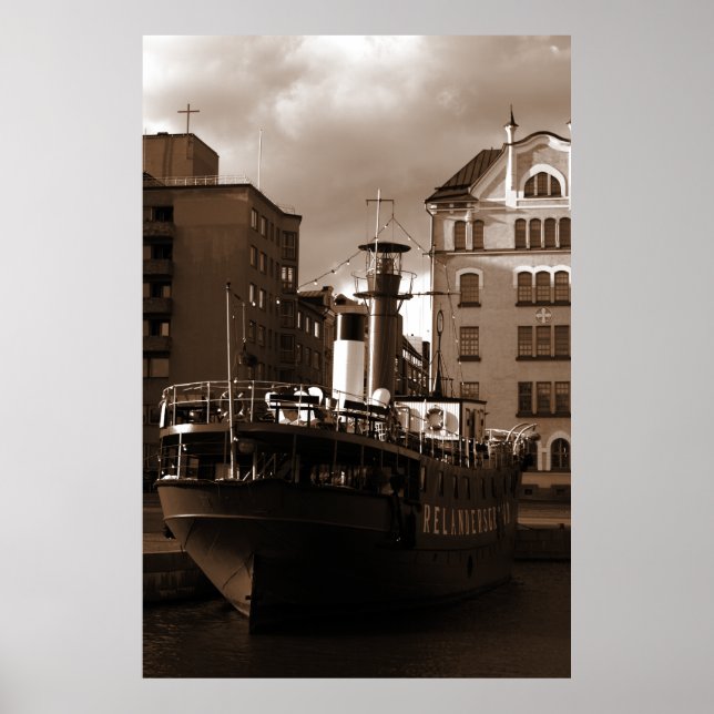 Stahlschiff vor Wohnungen Poster (Vorne)