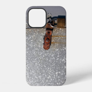 Stahltüren mit einem rostigen Vorhängeschloss Case iPhone 12 Hülle