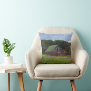 Stall an einem bewölkten Tag Kissen