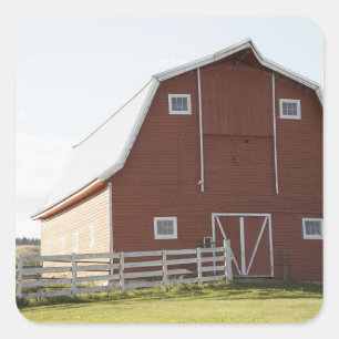 Stall in der ländlichen Landschaft Quadratischer Aufkleber