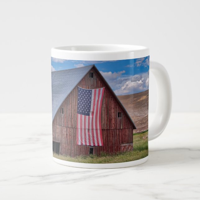 Stall mit amerikanischer Flagge| Colfax, Washingto Jumbo-Tasse (Vorderseite Rechts)