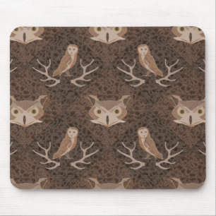 Stall und Hoot Owl über einem braunen Moosmuster Mousepad