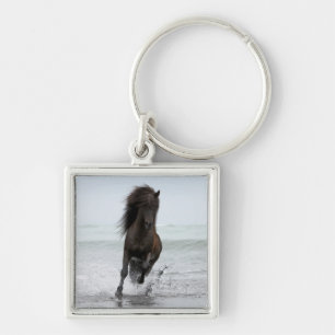 Stallion, der auf Strand Nordatlantik läuft Schlüsselanhänger