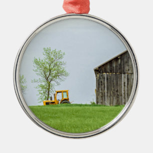 Stallszene mit Traktor Ornament Aus Metall