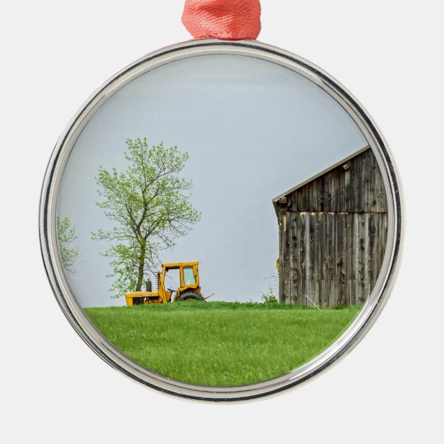 Stallszene mit Traktor Ornament Aus Metall (Vorne)