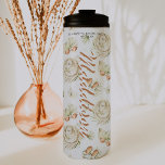Stamm der Tropical Beach Bride | Bachelorette Mono Thermosbecher<br><div class="desc">Vielen Dank für die stehenden an Ihrer Seite mit diesen einzigartigen Tumbeln. Das perfekte Bachelorette-Geschenk für Ihr Wochenende-Party! Unsere schicken Aquarelltöner sind der ideale Weg für Ihre Crew, sich überall zu konzentrieren, wo Sie und Ihre Galle hingehen! Wasserfarbene Sommermädchen, modische Accessoires und tropische Blumenelemente: Blätter aus getrockneten tropischen Palmen, Blume...</div>
