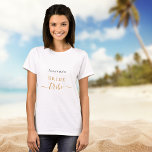 Stamm-Junggeselinnen-Abschied-Drehbuch Schwarz Gol T-Shirt<br><div class="desc">Für ein Brautparty oder ein Bachelorette Wellness-Center und Wellness Wochenende. Ein schick weißer Hintergrund. Personalisieren und fügen Sie den Namen der Braut. Schwarze und goldene Buchstaben. Mit dem Text: Stamm der Braut. Der Wortstamm wird mit einem modernen handgeschriebenen Stilskript mit Swashes geschrieben.</div>