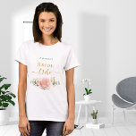Stamm Rose Goldblume Eukalyptus Grünpflanzen T-Shirt<br><div class="desc">Für ein Brautparty oder ein Bachelorette Wellness-Center und Wellness Wochenende. Ein schick weißer Hintergrund. Die Einrichtung besteht aus Rose Gold, Rosa Blüte, Blume (Rose) und grünen Eukalyptus-Blätter in Aquarellen, Zierpflanzen, Grünpflanzen und Imitaten mit goldenem Sprig. Personalisieren und fügen Sie den Namen der Braut. Schwarze und goldene Buchstaben. Mit dem Text:...</div>