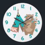 Stammbär und Aquamarine Tipi-Zahl Große Wanduhr<br><div class="desc">Hier ist eine niedliche Uhr, die Ihrem Kind helfen wird, Zeit zu lernen und Spaß zu haben! Große aquamarine Zahlen auf einem weißen Feld machen die Uhr leicht lesbar. Innerhalb des Zahlenkreises befindet sich ein bezauberndes Bild eines braunen Bären in Stammesbekleidung, einschließlich eines Kopfkleides mit Federn und einem bohischen Muster...</div>