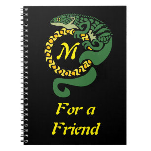 Stammes-Alligator Lizard umarmt ein Sonnenmonogram Notizblock