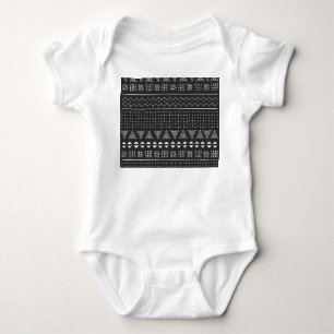 Stammeszugehörigkeit: Schwarz-weißes Muster. Baby Strampler