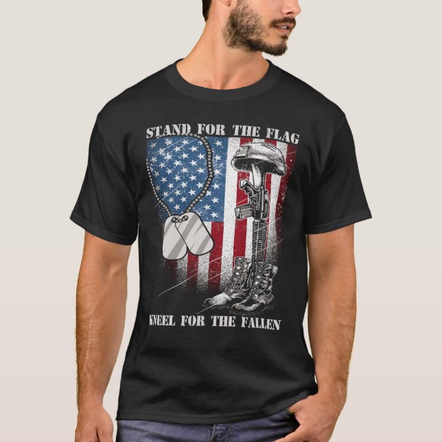 STAND FÜR DEN FLAGKNEEL FÜR DIE FALLEN T-Shirt (Vorderseite)