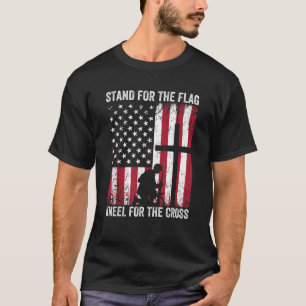 Stand für die Fahne für das Kreuz T-Shirt