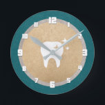 Stand | Gold & Silver Cyan Dental Runde Wanduhr<br><div class="desc">Elegante Wanduhr für einen Zahnarzt mit einem glänzenden weißen Zahn auf Imitaten goldenen Folie.</div>