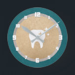 Stand | Gold & Silver Cyan Dental Runde Wanduhr<br><div class="desc">Elegante Wanduhr für einen Zahnarzt mit einem glänzenden weißen Zahn auf Imitaten goldenen Folie.</div>