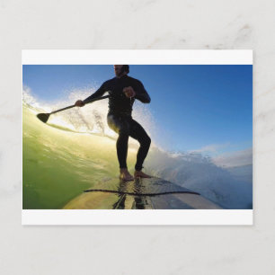 Stand-Up-Paddle-Board-Surfing auf einer grünen Wel Postkarte