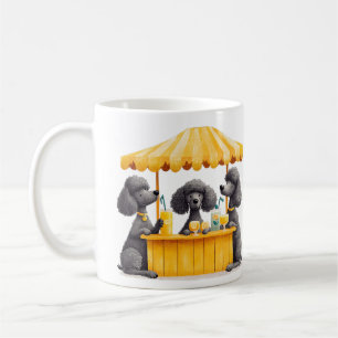 Standard Poodle Hunde, die auf einem Limonade-Stan Kaffeetasse