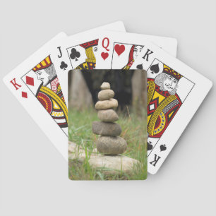 Stapel ausbalancierter Felsen Spielkarten