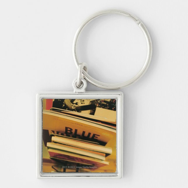 Stapel Bücher und Zeitschriften Schlüsselanhänger (Vorne)
