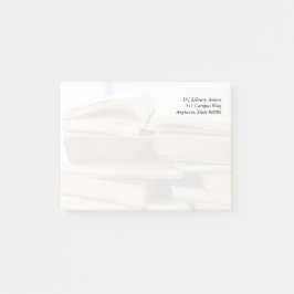 Stapel der alten Bücher, einer offen Post-it Klebezettel