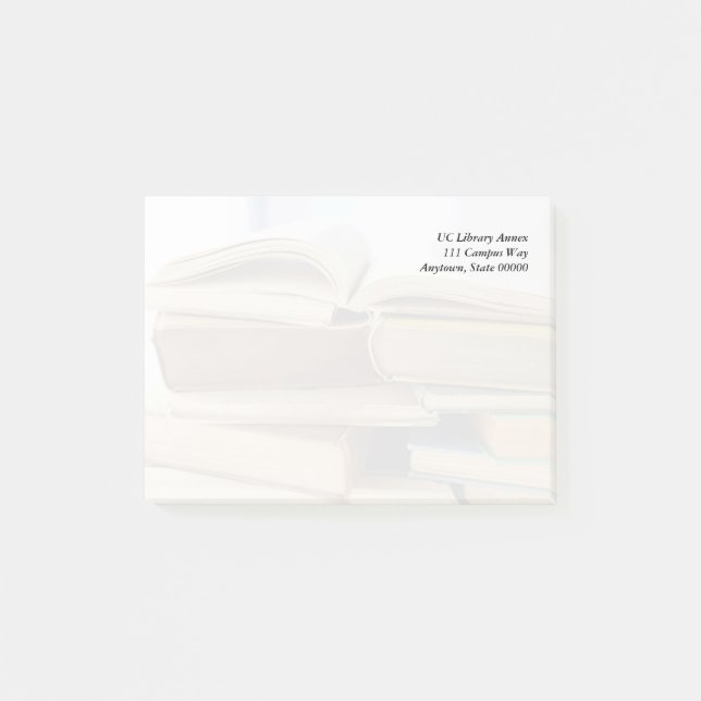 Stapel der alten Bücher, einer offen Post-it Klebezettel (Vorderseite)