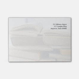 Stapel der alten Bücher, einer offen Post-it Klebezettel