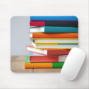 Stapel farbiger Lehrbücher Mousepad