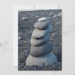Stapel grauer Felsen am Strand Dankeskarte