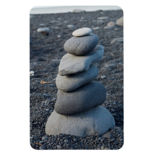 Stapel grauer Felsen am Strand Magnet